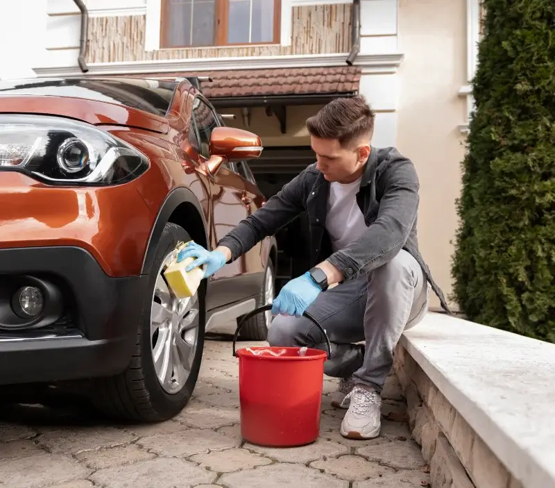 Lavage auto à domicile Boissy-l'Aillerie : professionnel intervenant sur un véhicule